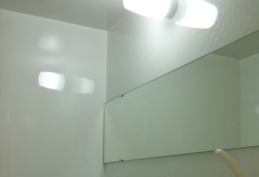 アクセントに特大の浴室鏡を壁に取り付けました