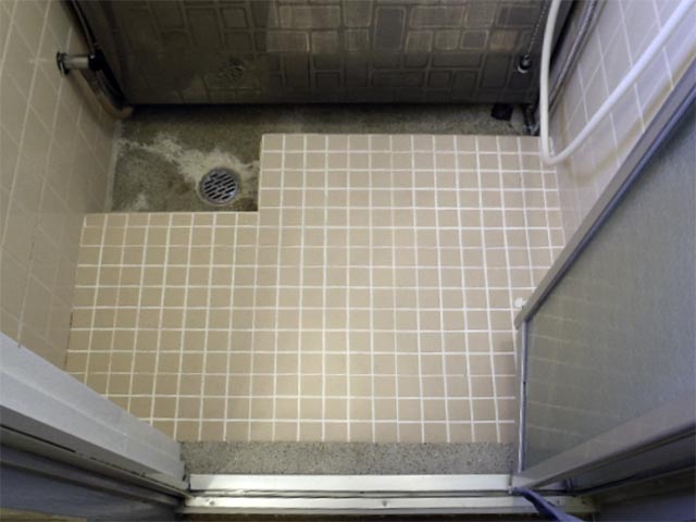 在来工法のお風呂の床のリフォーム前のタイル部分