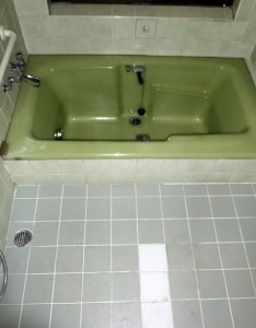 劣化したタイルの床の在来のお風呂