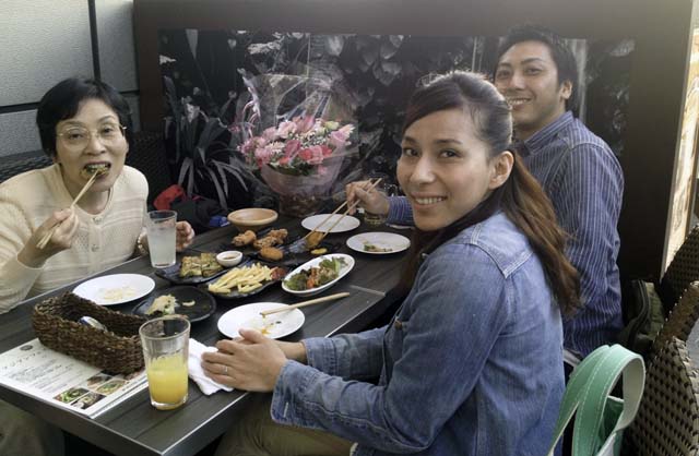 堀江リバーカフェのガーデンで食事をする親戚一同３