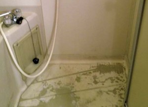 浴室再生塗装（コーティング）の床の施工不良例