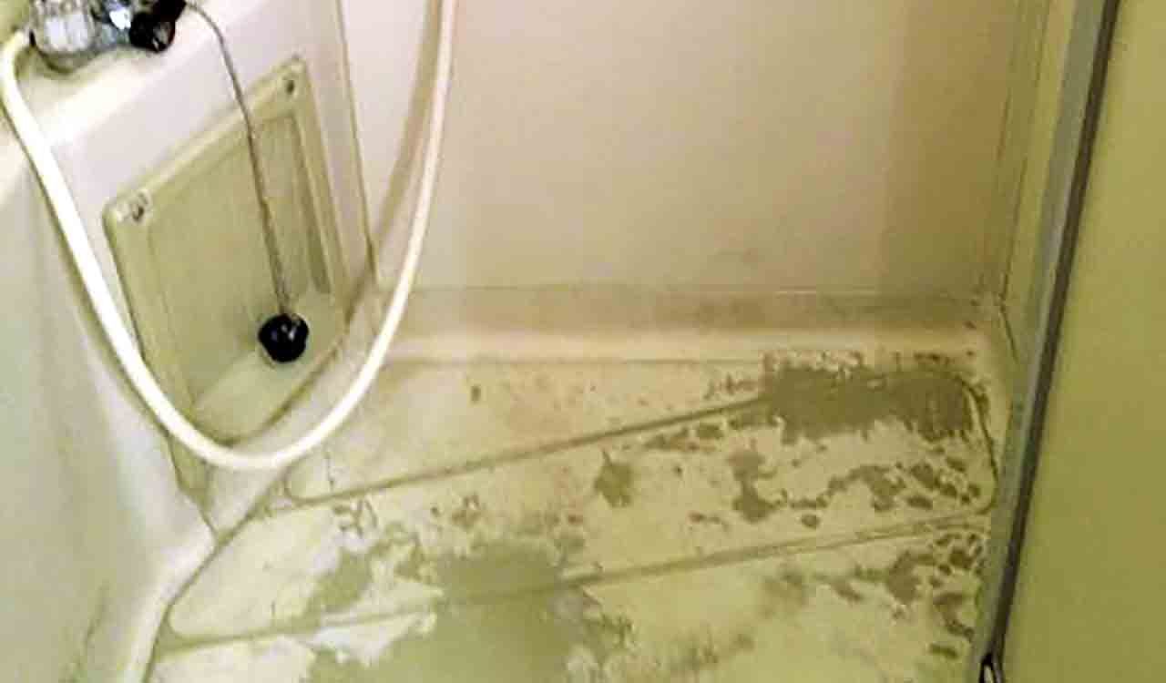 浴室再生塗装の施工不良の例です。塗料が剥がれています。