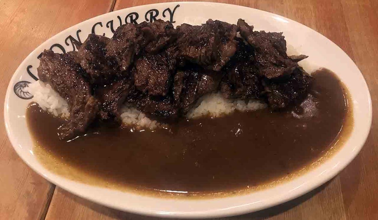 ライオンカレーの名物のハラミカレー大盛り