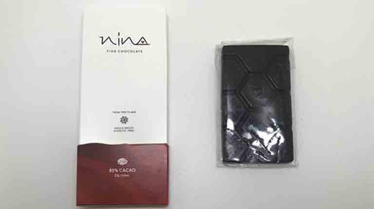NINAのカカオ85％のダークチョコレートのパッケージと中身